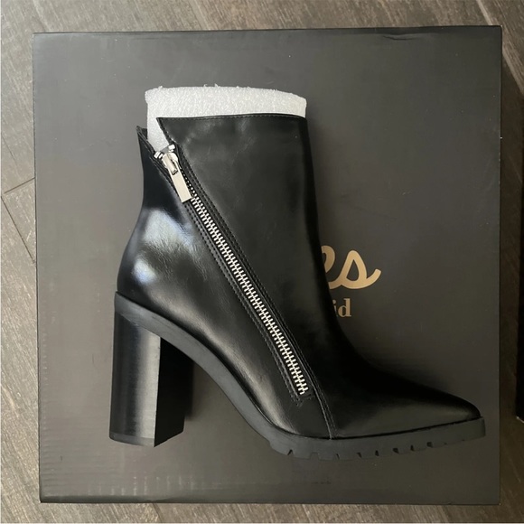 NIB Charles by Charles David Womens Dominate Pointed Toe Zip Ankle Black Boots - Picture 3 of 8